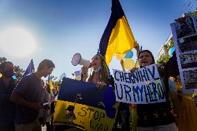Ukrainian citizens in Chile protest outside the Russian Embassy